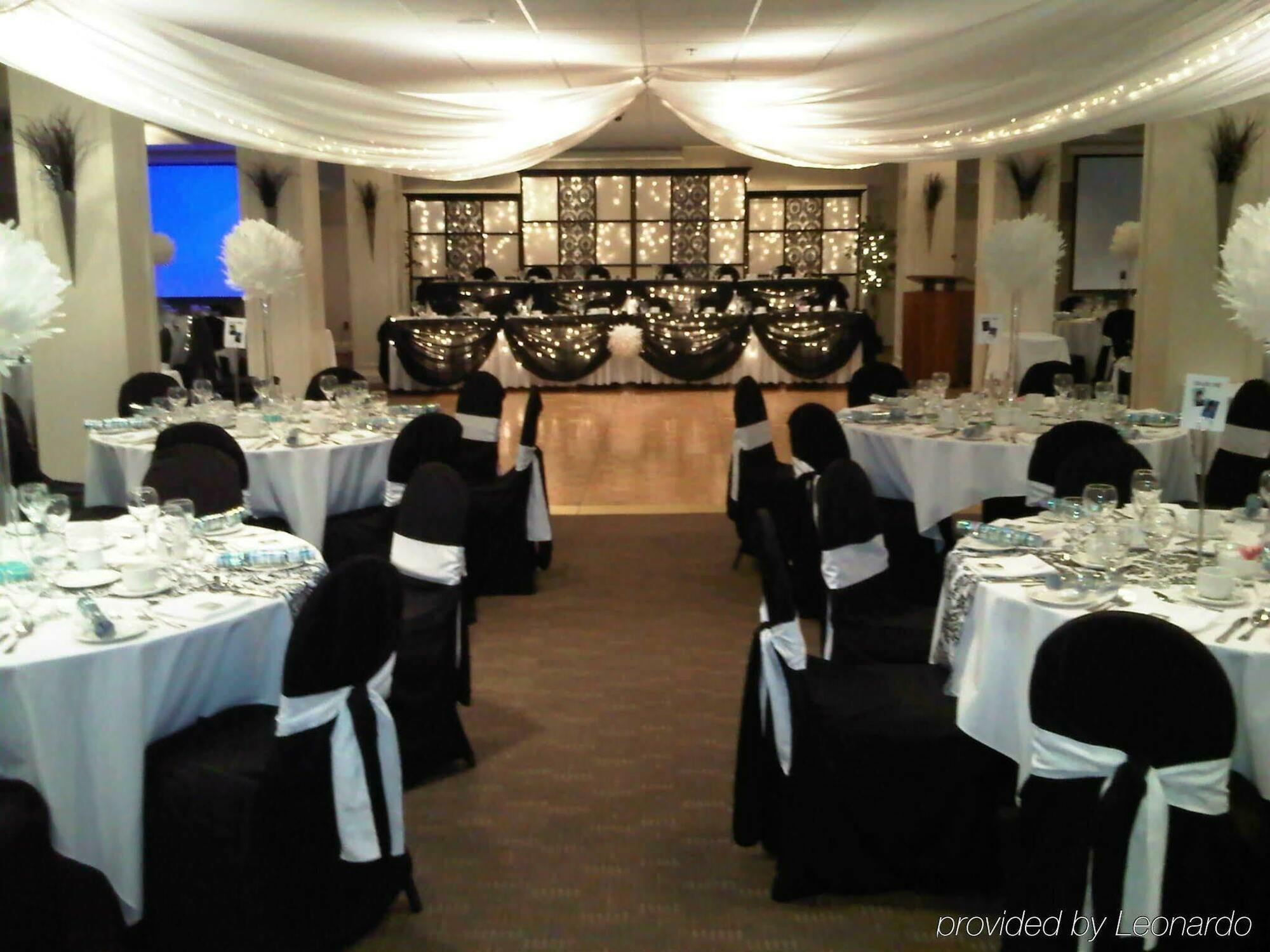 Cambridge Hotel And Conference Centre Esterno foto