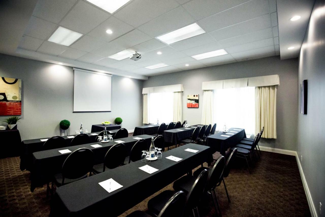 Cambridge Hotel And Conference Centre Esterno foto