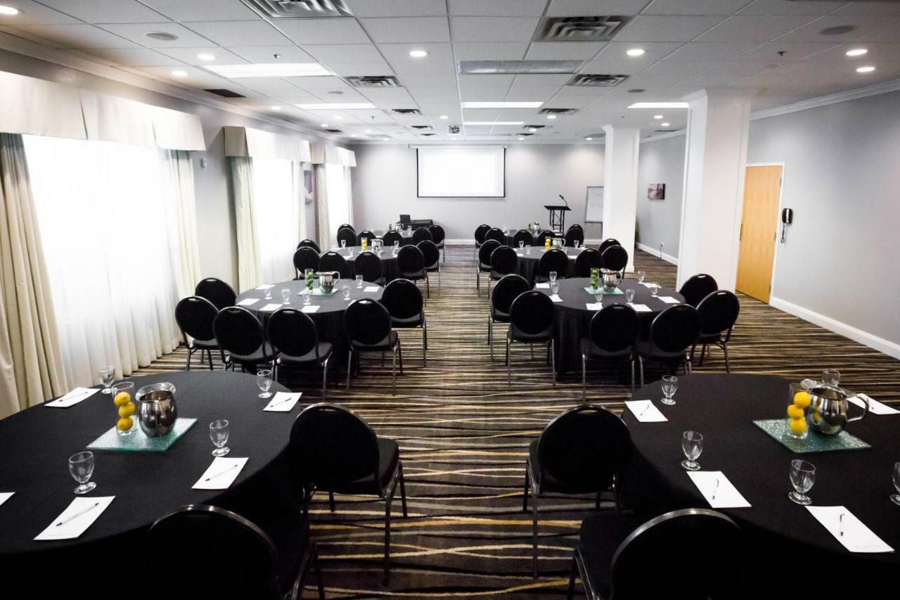 Cambridge Hotel And Conference Centre Esterno foto